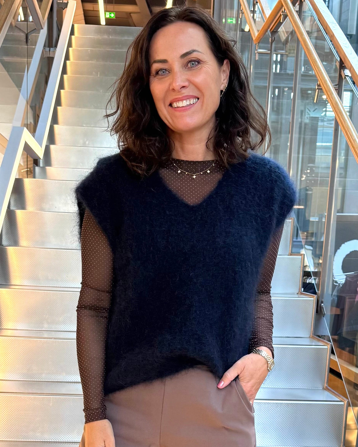 Mohairvest dame i navy sett forfra – BCBjoerk fra Black Colour | Kleslykke