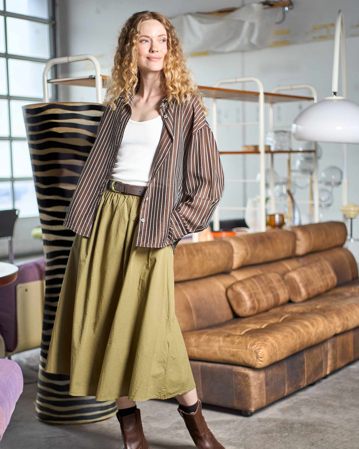 BCMalone stripet skjorte dame i coffee-brun fra Black Colour, sett bakfra