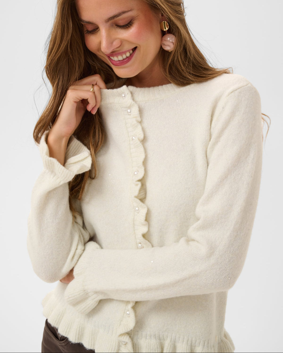 Hvit Cream CRJolly cardigan med perleknapper og volang