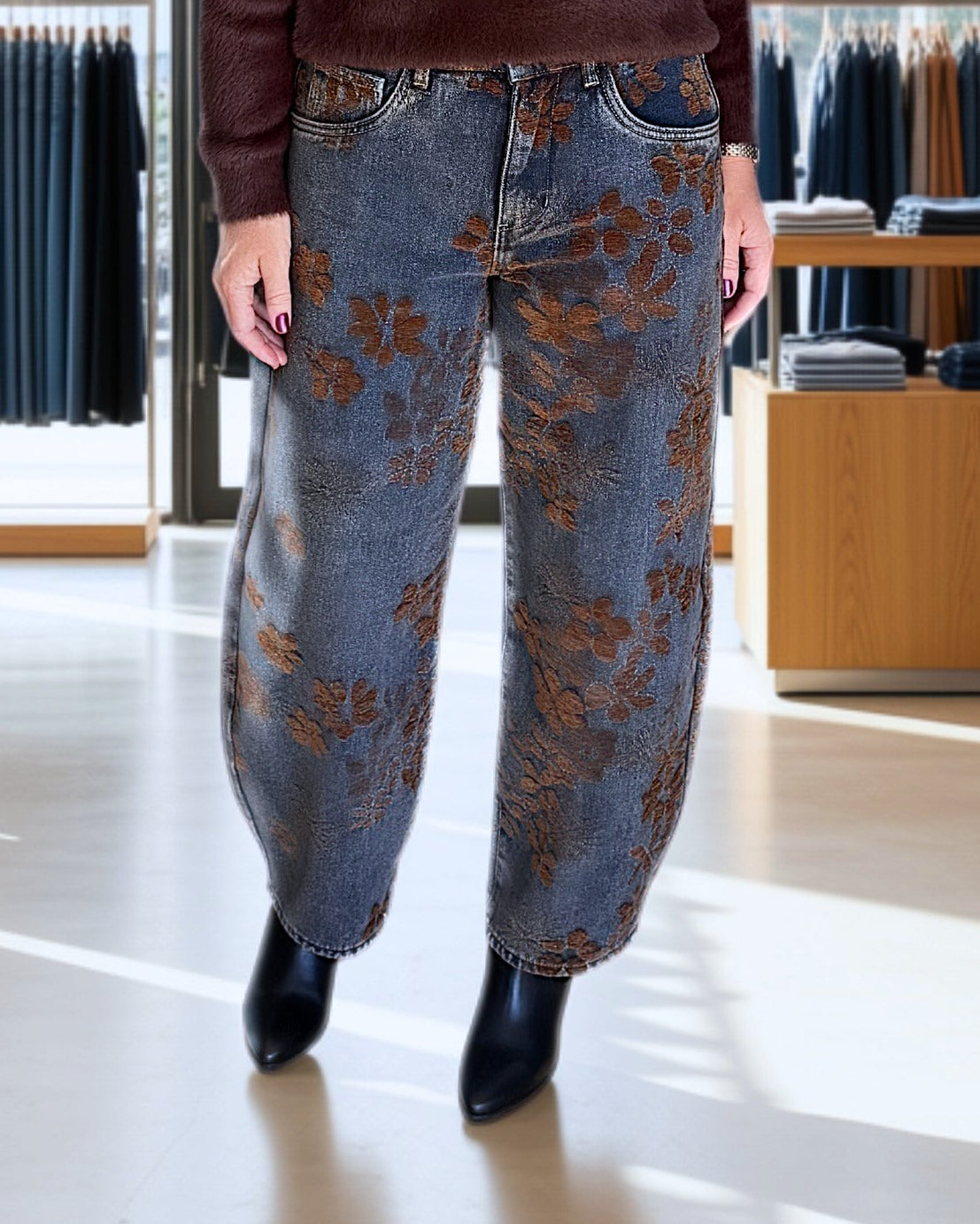 Cream CRRamona barrel jeans i denimblå med brun blomsterprint – relaxed fit