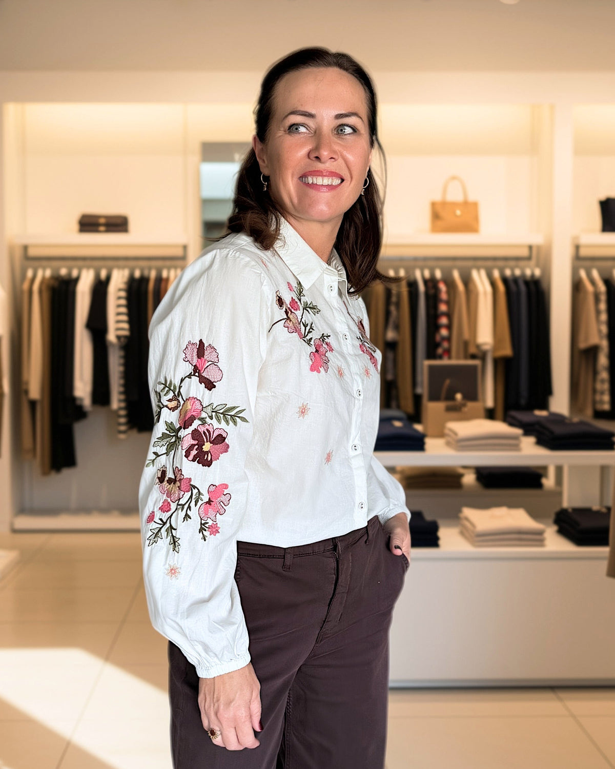 Cream CRPeona brodert skjorte dame i 100% bomull fra Kleslykke