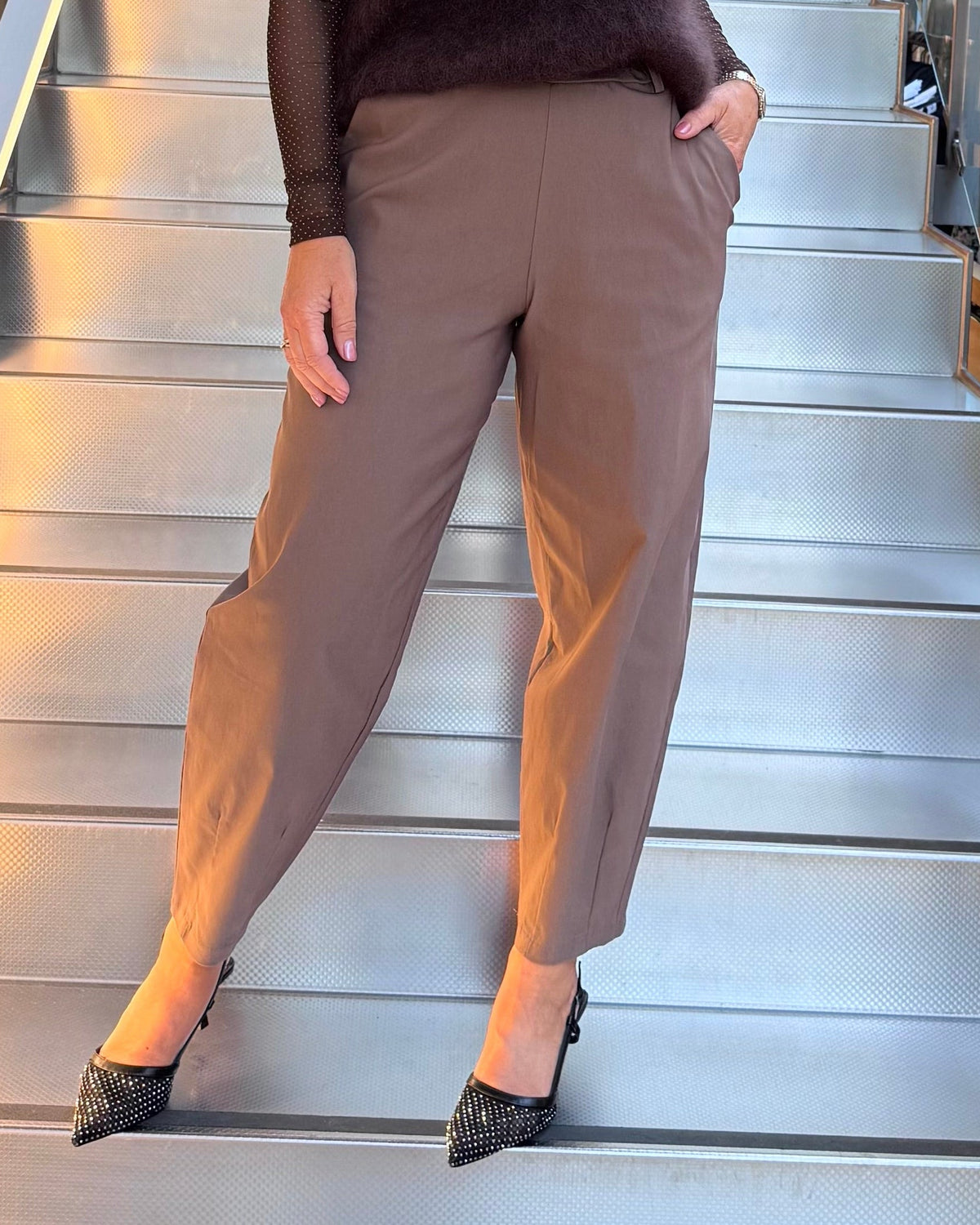 Barrel bukse dame i taupe fra Black Colour, styled med marineblå mohairgenser