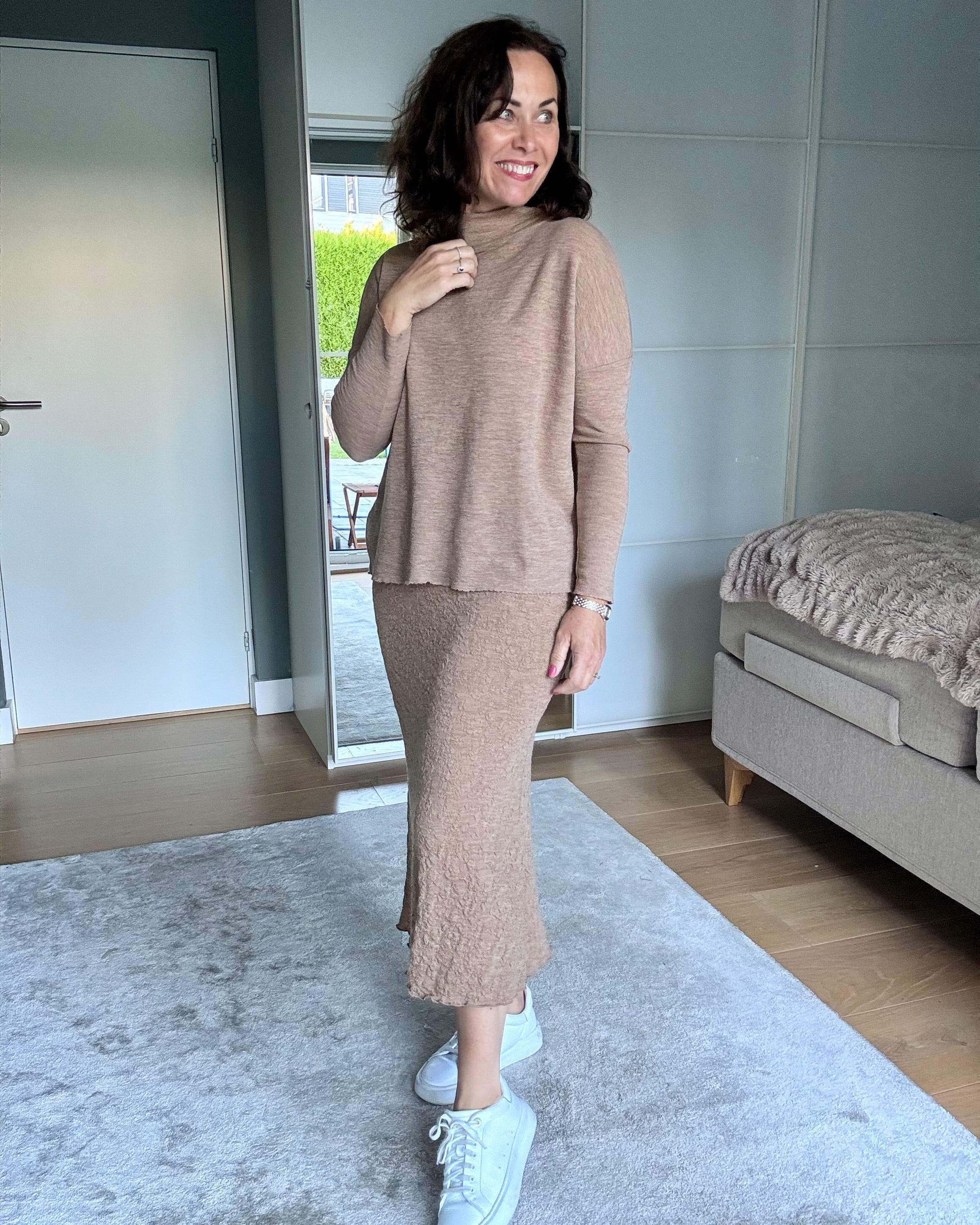 By Basics Rampegenser 4025 dame beige merinoullgenser stylet med skjørt og sneakers – Kleslykke