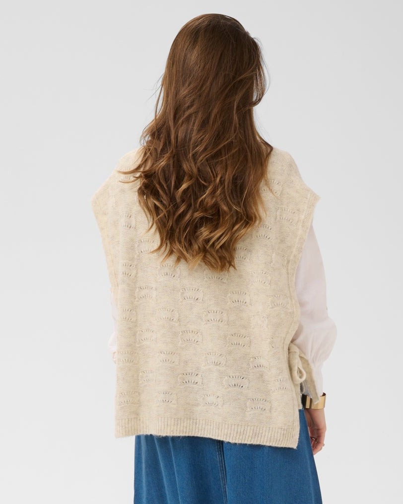 Strikket vest dame fra Cream – sett bakfra