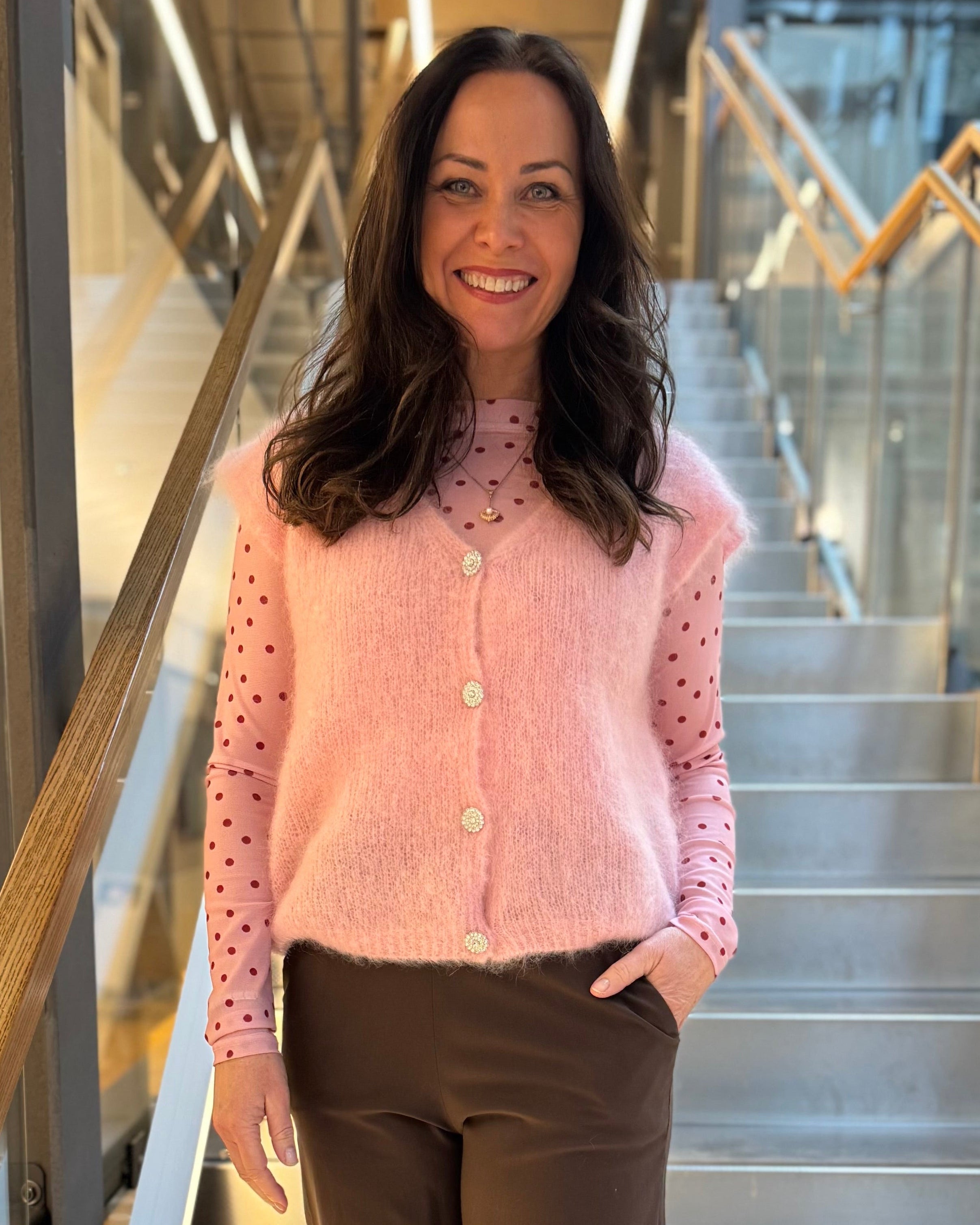 Strikket vest dame i rosa fra Black Colour – Kleslykke