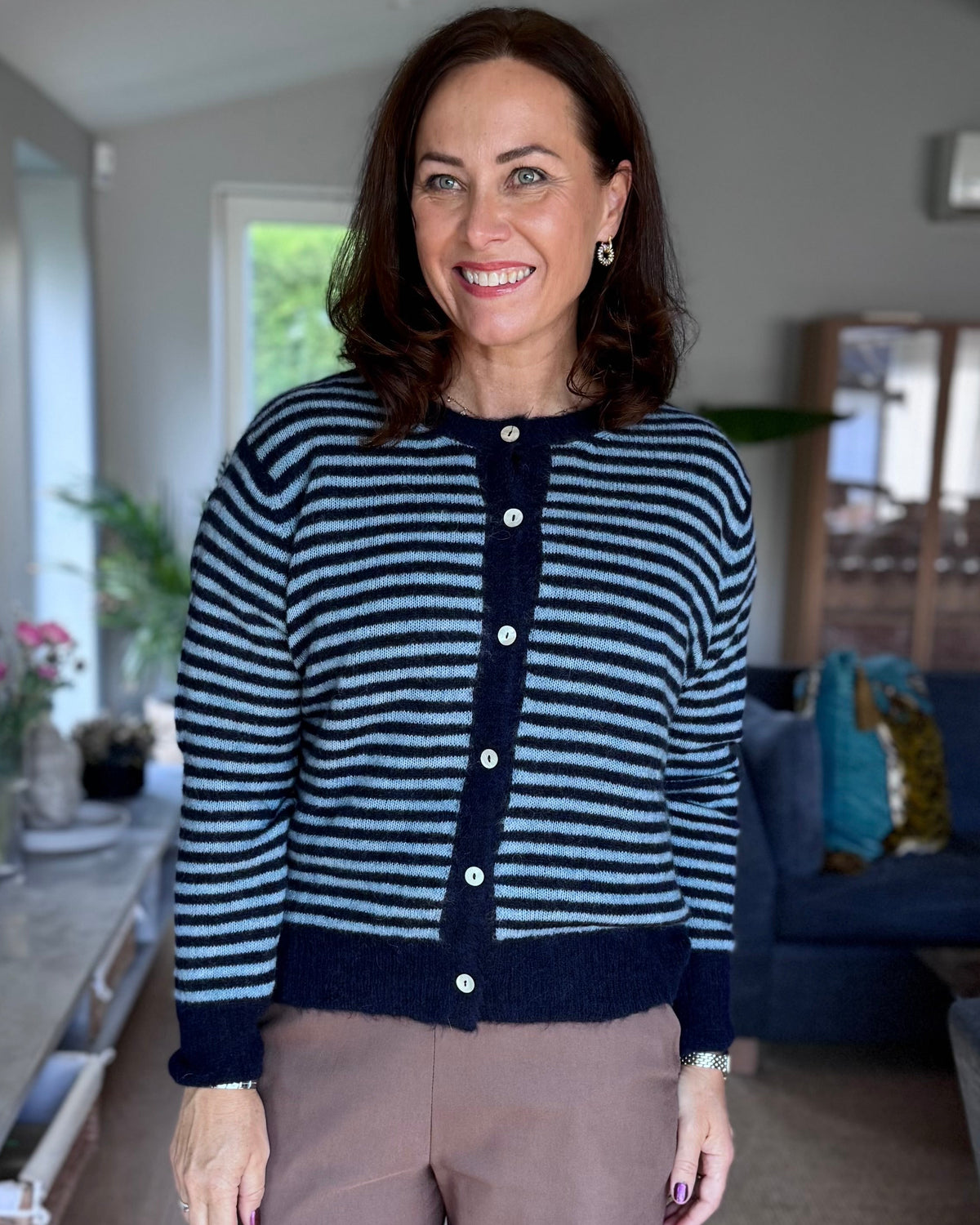 Modell i navy stripet cardigan fra Black Colour, brukt åpen som jakke