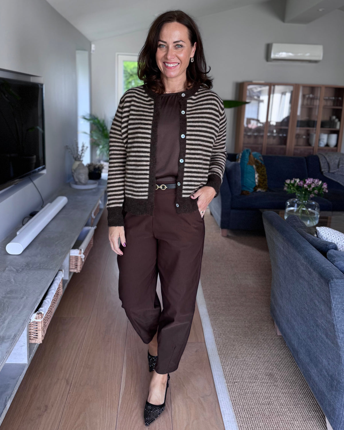 Stripet cardigan dame i coffee – Black Colour BCDell strikkejakke detalj