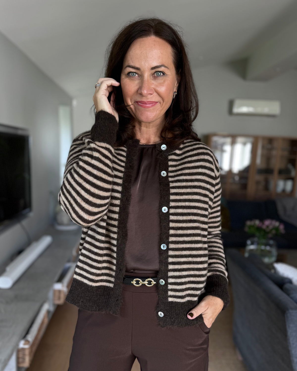 Stripet strikkejakke dame i coffee – merinoull cardigan fra Black Colour BCDell, nærbilde av strikk