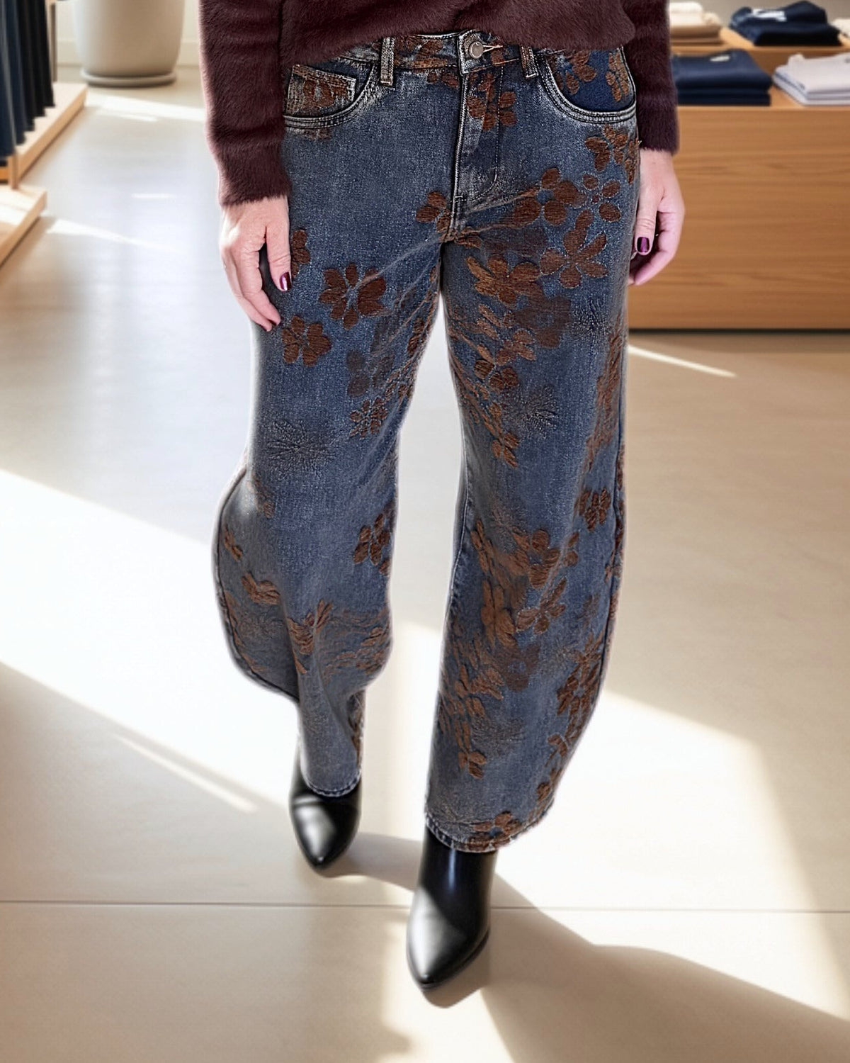 Cream CRRamona Barrel jeans dame med brun blomsterprint – hel figur forfra