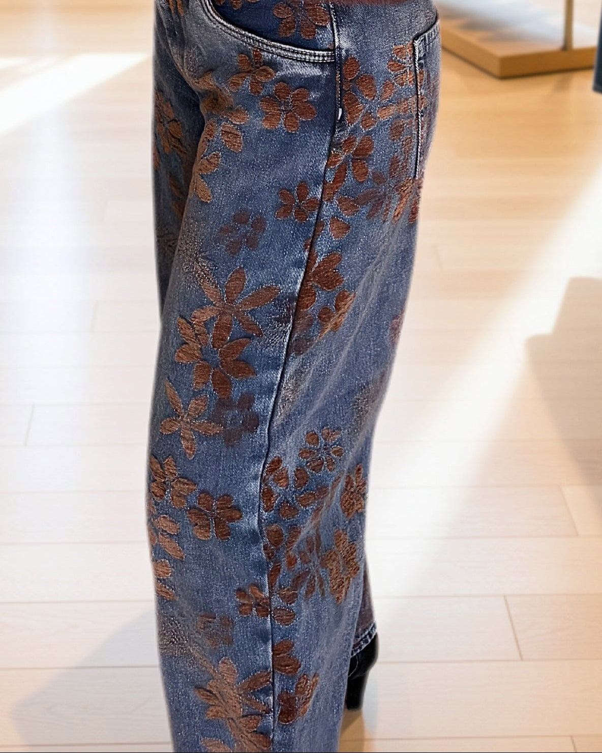 Nærbilde av brun blomsterprint på Cream CRRamona barrel jeans