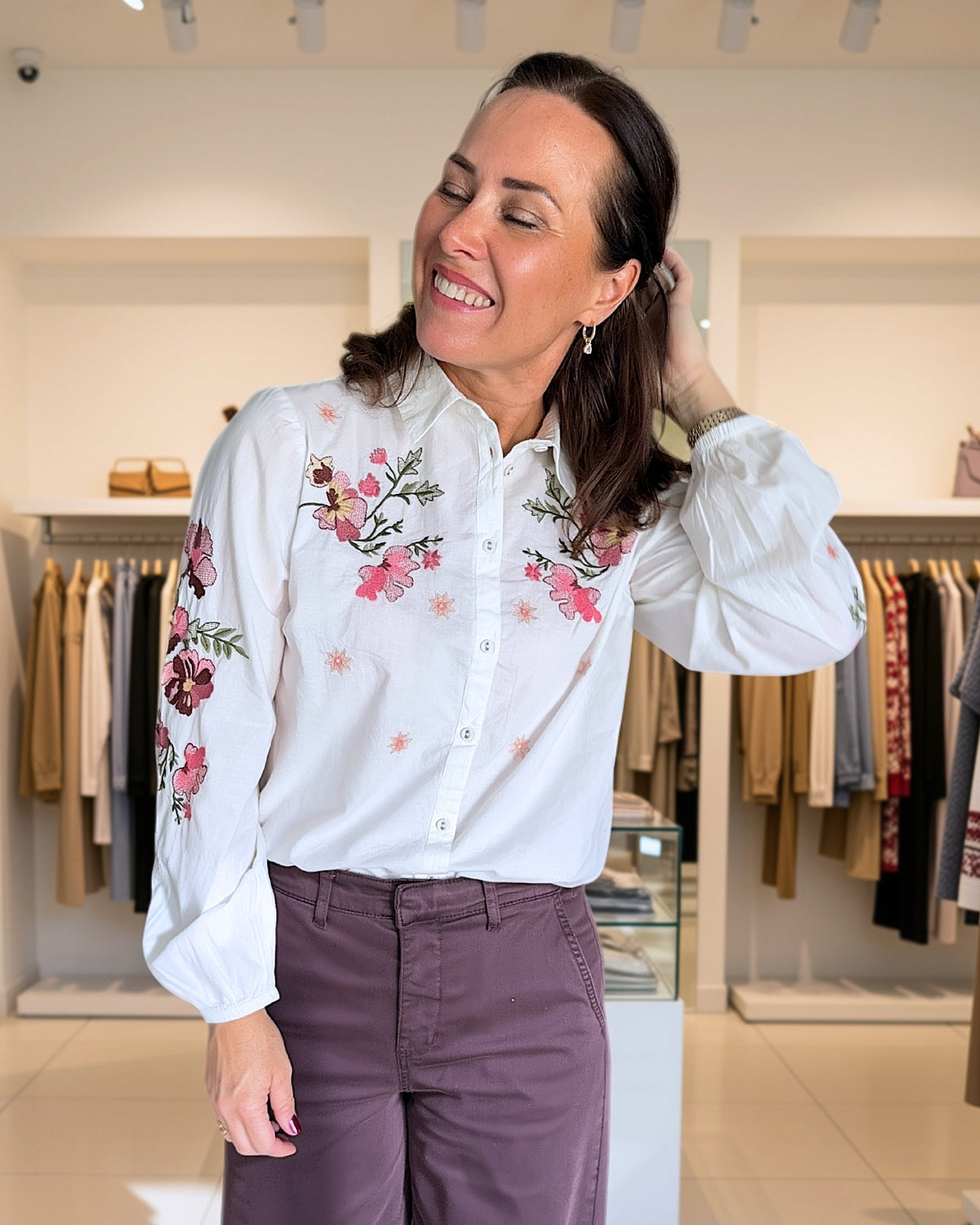 Hvit langermet skjorte dame med krage og broderi – Cream CRPeona i Whisper White