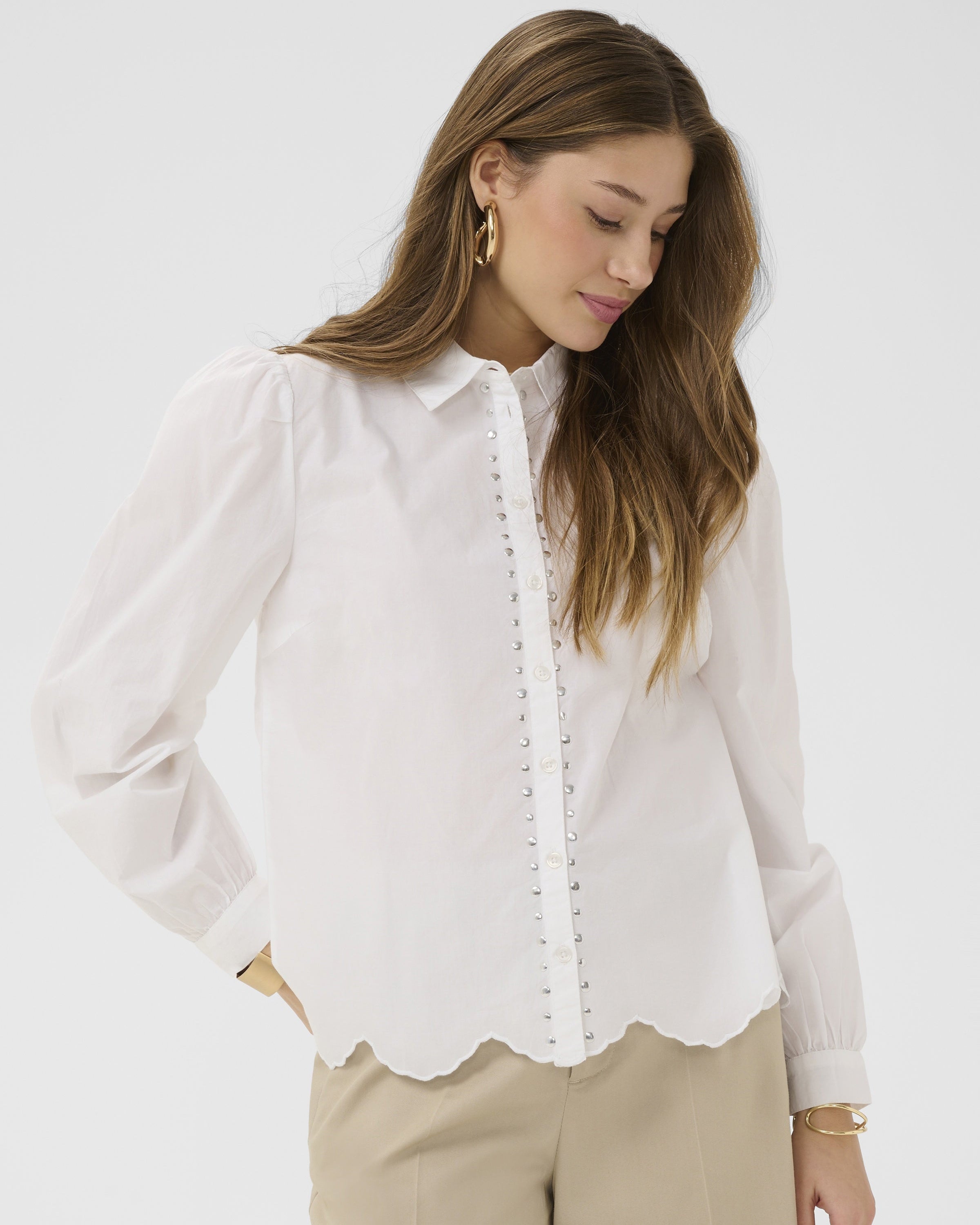 CR Trista Shirt – Superkul bomullsbluse med studs og liten puffarm
