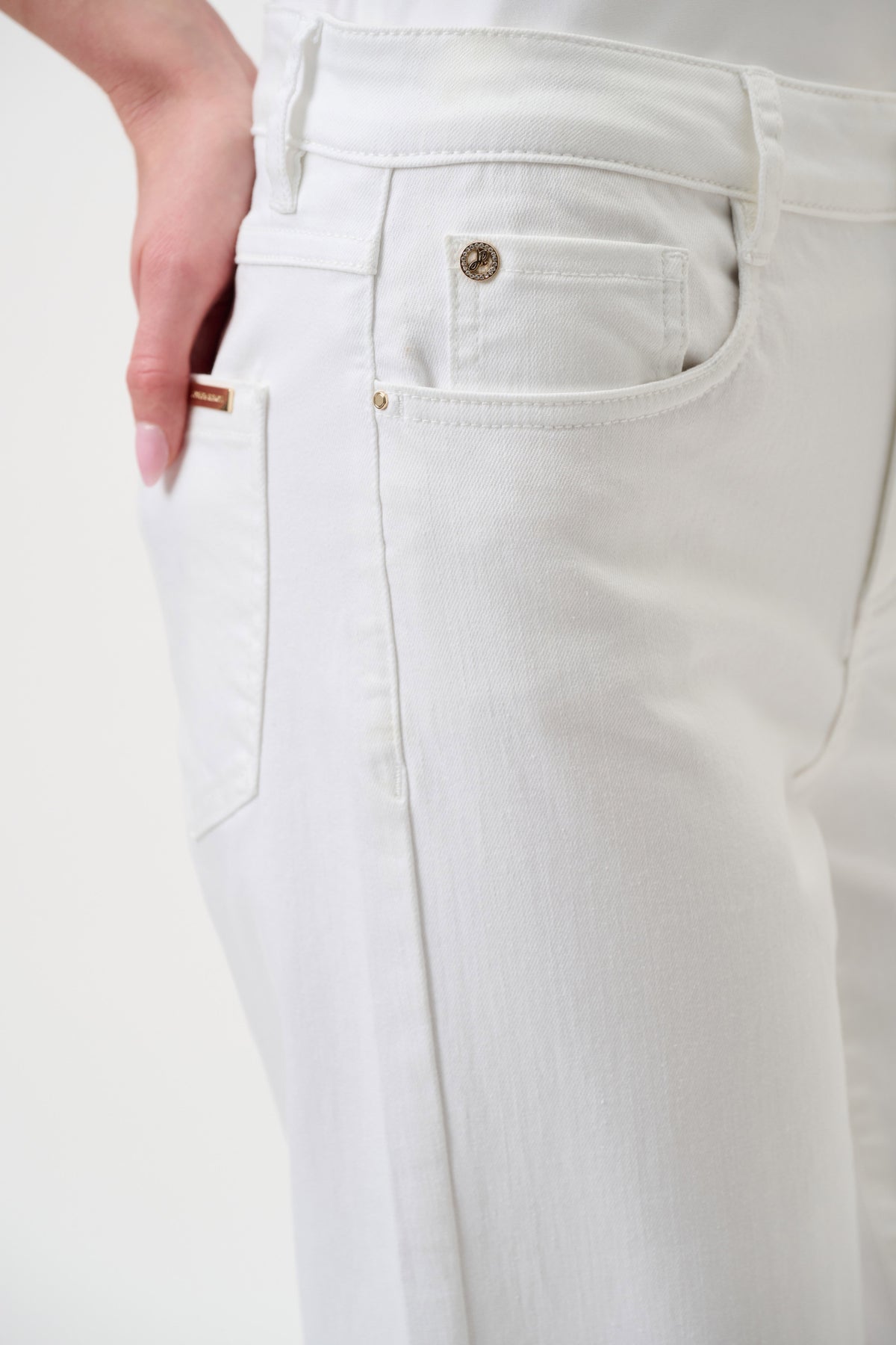 Detalj av hvite jeans dame – Joseph Ribkoff Goldie | Kleslykke Oslo Nordstrand