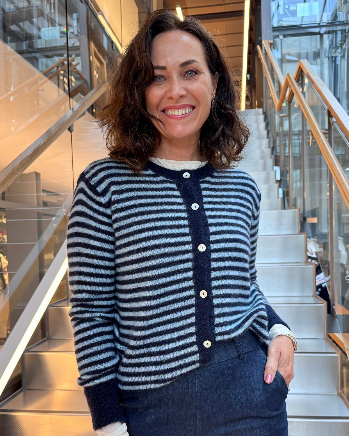 Nærbilde av stripet cardigan i navy og hvit strikk, Black Colour BCDell