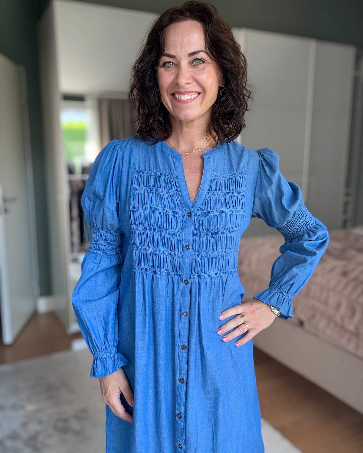 Denimblå midi-kjole fra Cream – Kami smock-detalj | Kleslykke