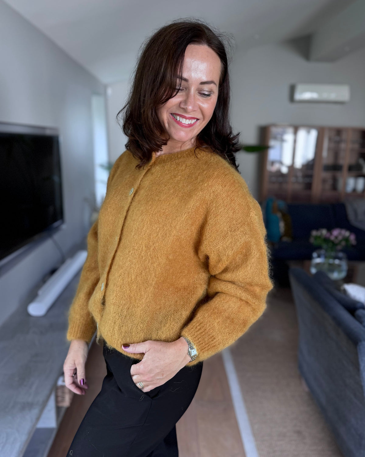 Sennepsgul mohair cardigan dame fra Black Colour Bcbjoerk, detalj av mohairstrikk