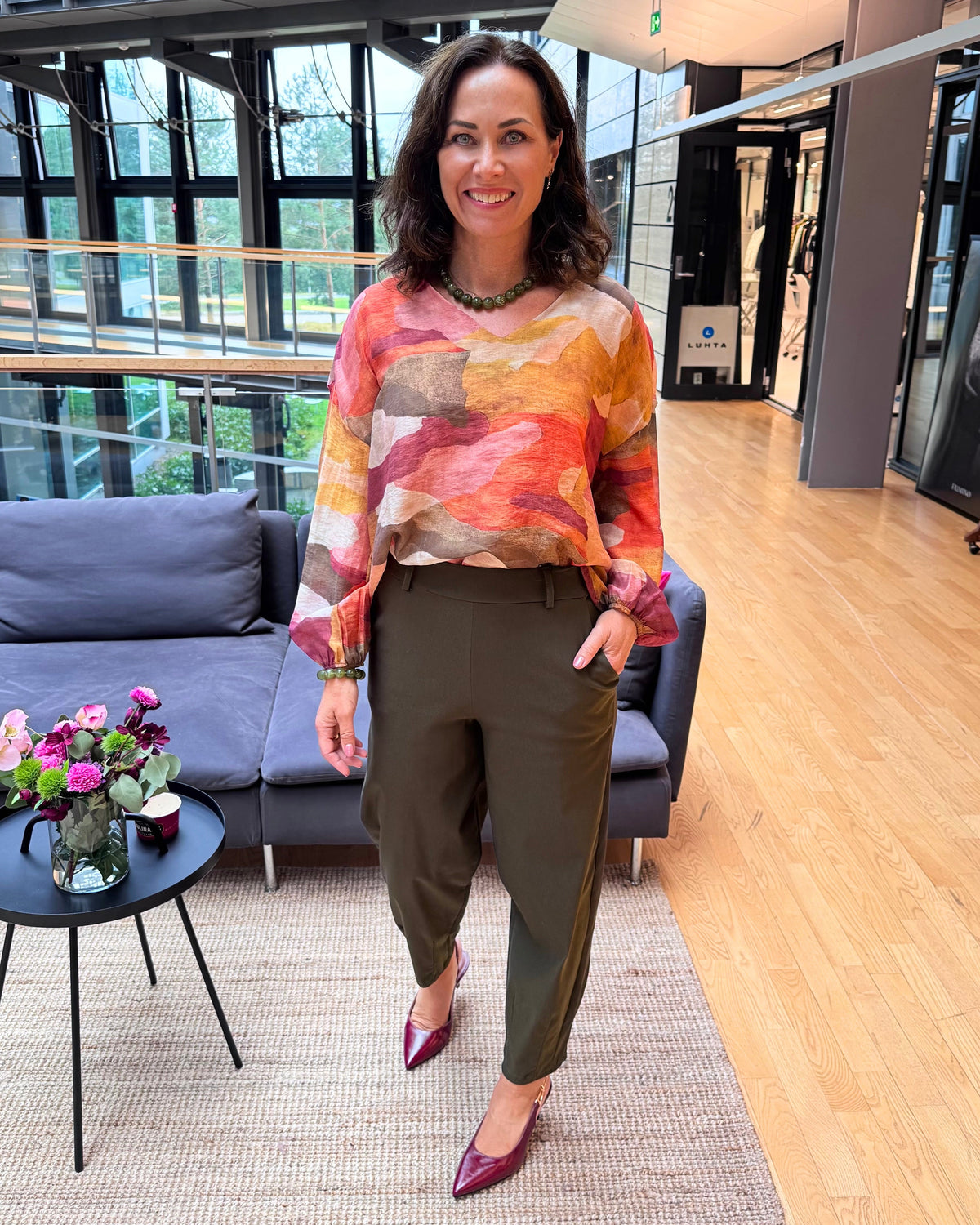 Barrel bukse dame i army fra Black Colour – forfra