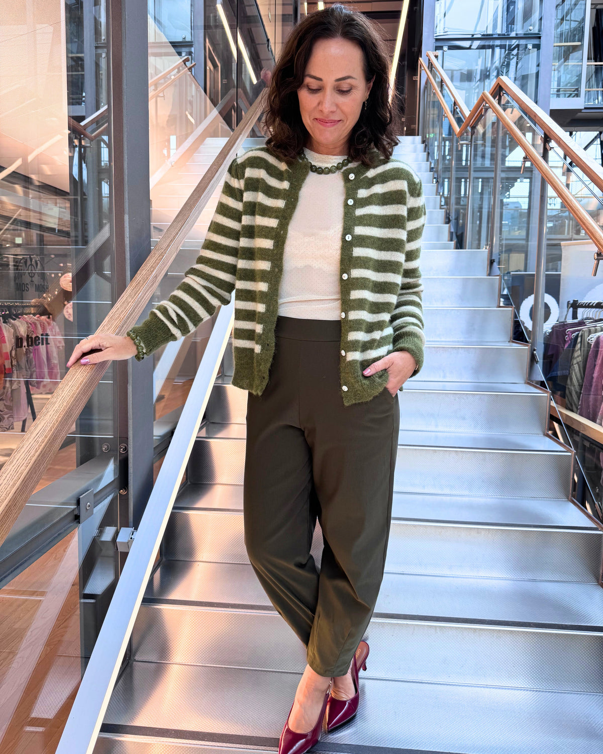 Barrel bukse dame i army fra Black Colour – detaljbilde