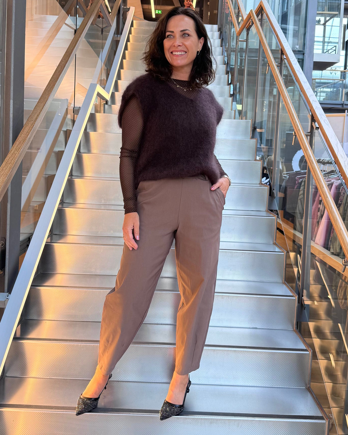 Barrel bukse dame i taupe fra Black Colour, styled til hverdags – Kleslykke