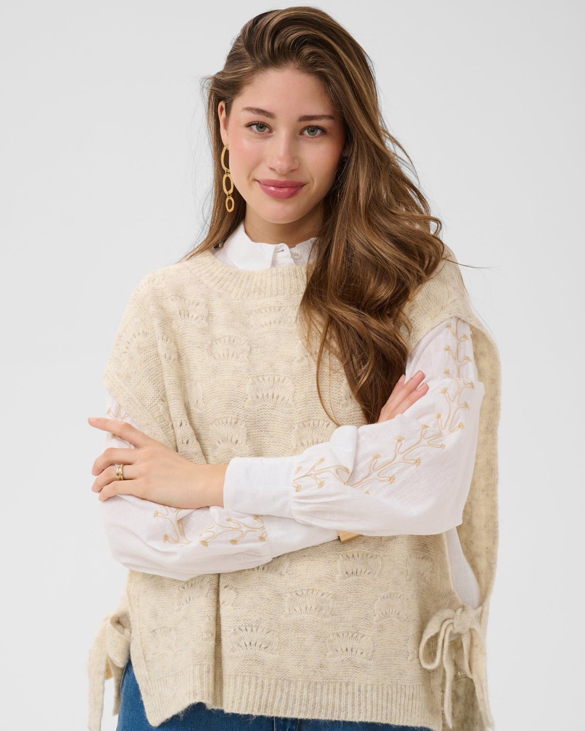Strikket vest dame i beige fra Cream – sett forfra