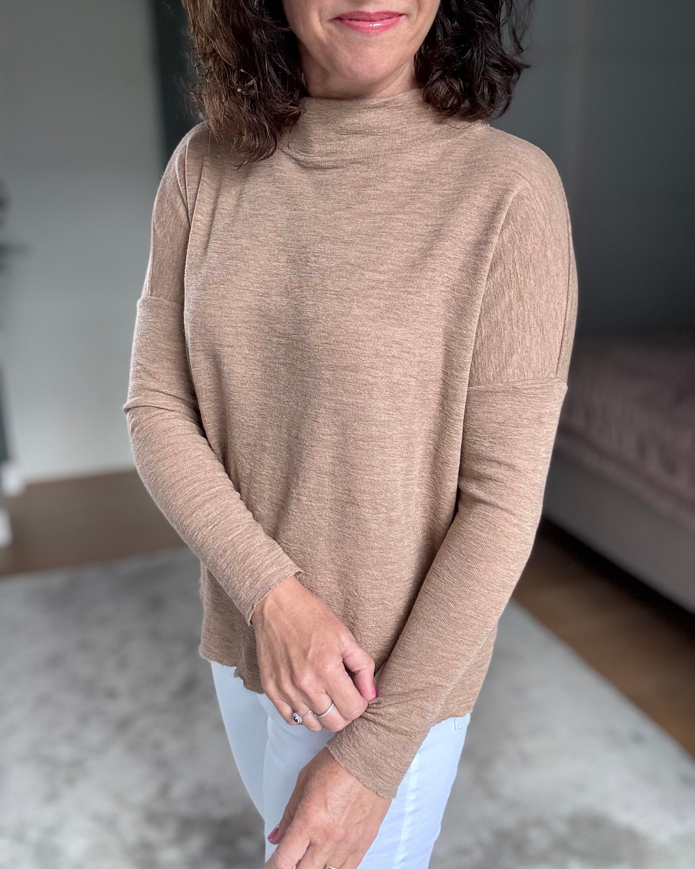 By Basics Rampegenser 4025 dame beige høyhalsgenser i merinoull, nærbilde hals – Kleslykke