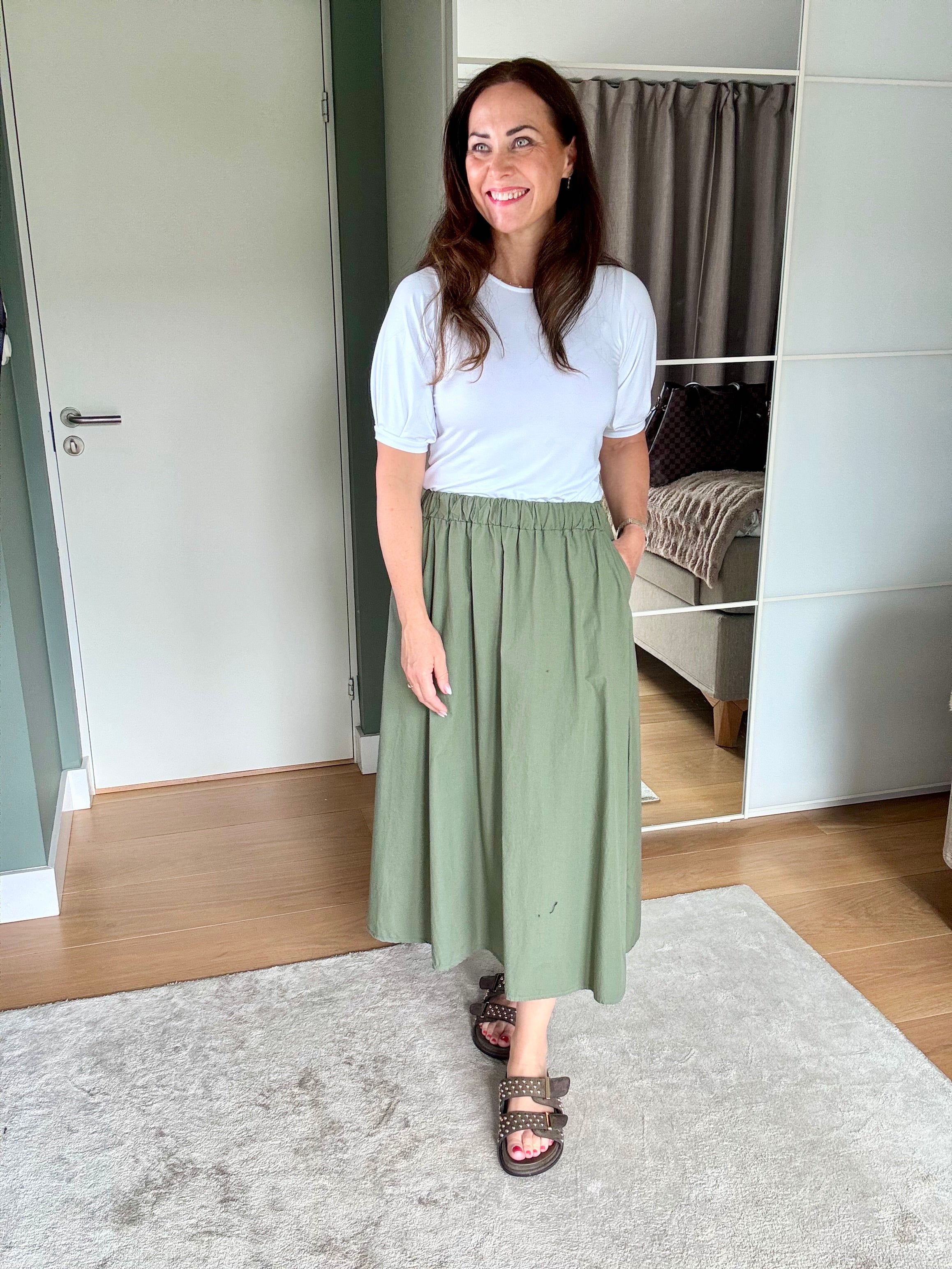 Poplin skjørt olivengrønn dame med solbriller – str S/M, 168 cm | Kleslykke